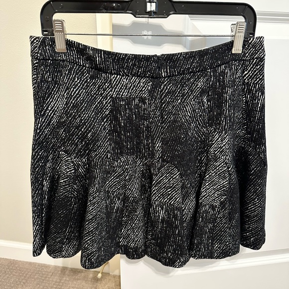 Banana Republic Black patterned skirt - Picture 2 of 5